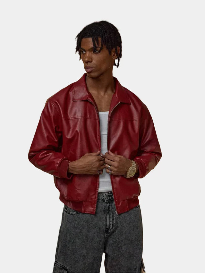 Veste homme rouge moderne zippée pour un style urbain décontracté, parfaite automne/hiver.