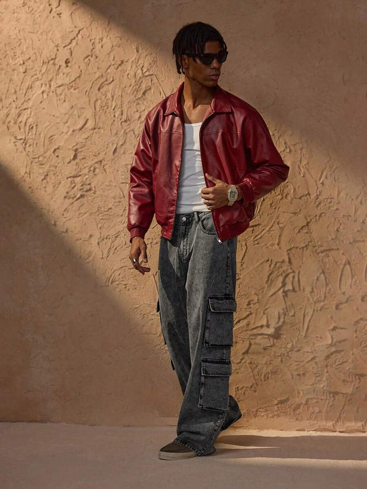 Blouson zippé homme rouge vif, design moderne et tendance. Idéal pour un look urbain et confortable.