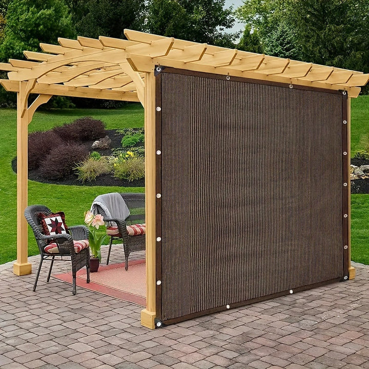 Profitez de l'extérieur avec cette voile d'ombrage marron en PEHD, protection solaire et fraîcheur pour le jardin.