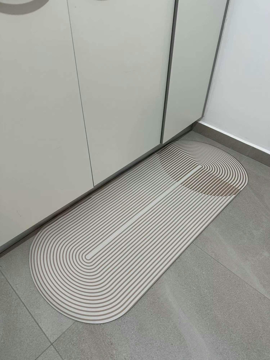 Tapis de cuisine DryLane en microfibre, absorbant et antidérapant, pour un intérieur propre et sûr.