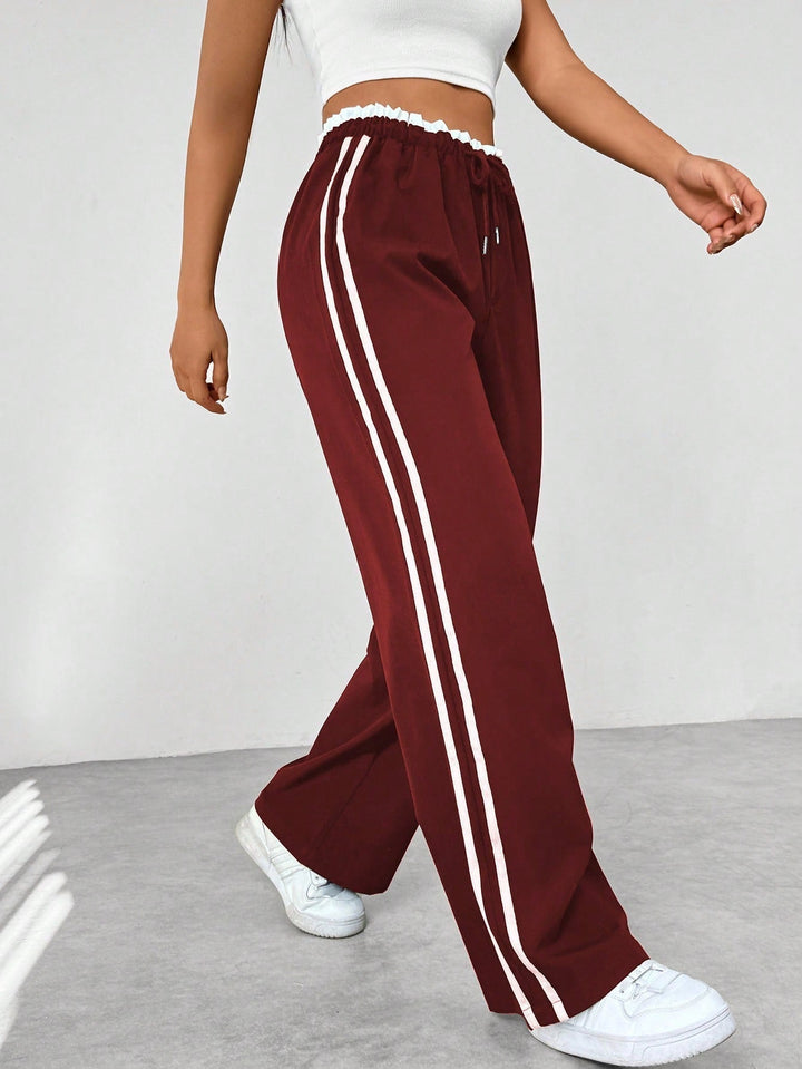 Pantalon large femme ultra-confortable, tissu doux. Parfait pour le sport, la détente ou une tenue tendance athleisure.