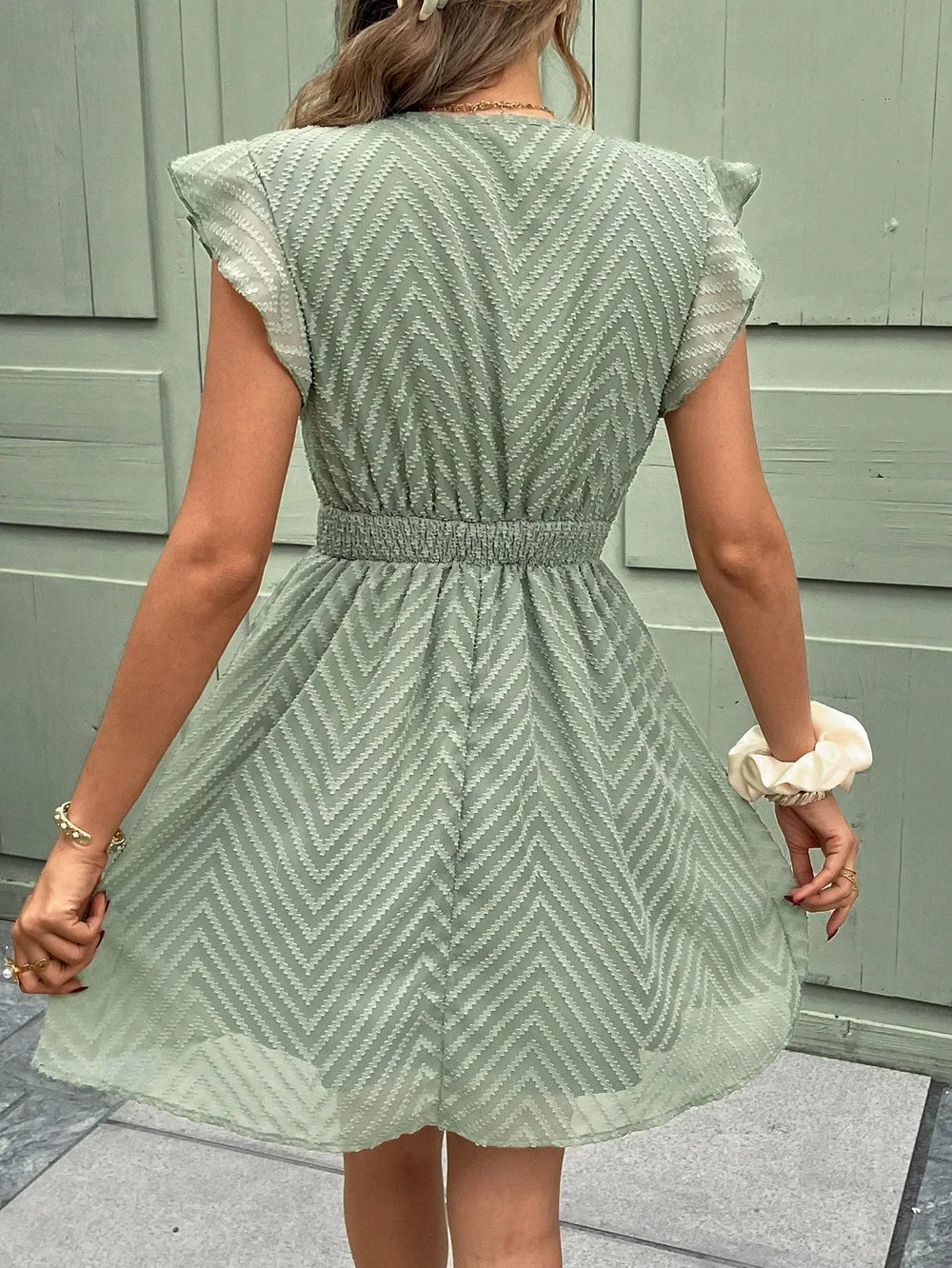 Mini-robe fluide femme pour l'été, avec col V et taille élastique, style décontracté chic.