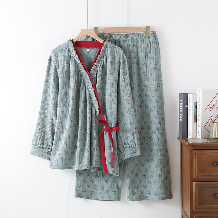 Élégant ensemble nuit femme : kimono et pantalon ample en gaze de coton floral léger et ultra-respirant.