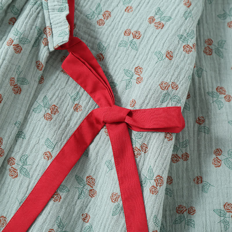 Détail du motif floral et de la texture douce du pyjama kimono femme en gaze de coton respirant.