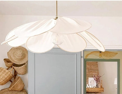 Lampe suspendue florale moderne Petalume pour intérieur. Un luminaire design organique qui apporte une lumière douce et stylée.