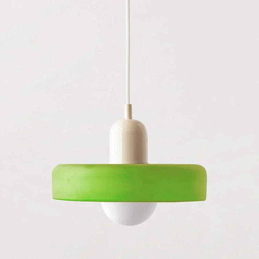Plafonnier scandinave en verre, éclairage intérieur élégant.