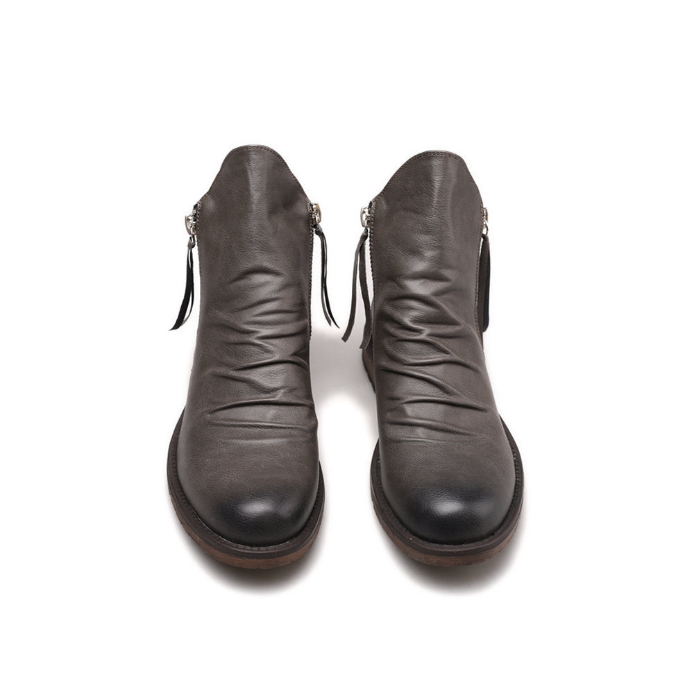 Paire de bottines homme élégantes et classiques, prêtes à être portées en ville, style urbain.