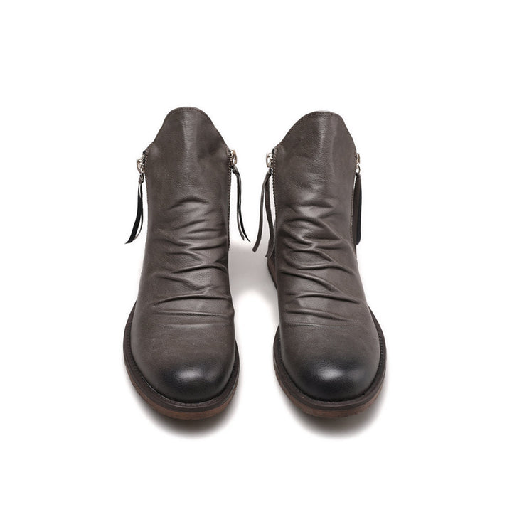 Paire de bottines homme élégantes et classiques, prêtes à être portées en ville, style urbain.