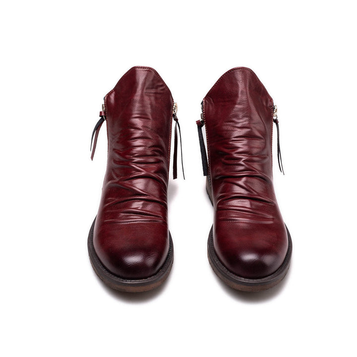 Gros plan sur des bottines homme noires, avec texture élégante et zip latéral visible, confort.