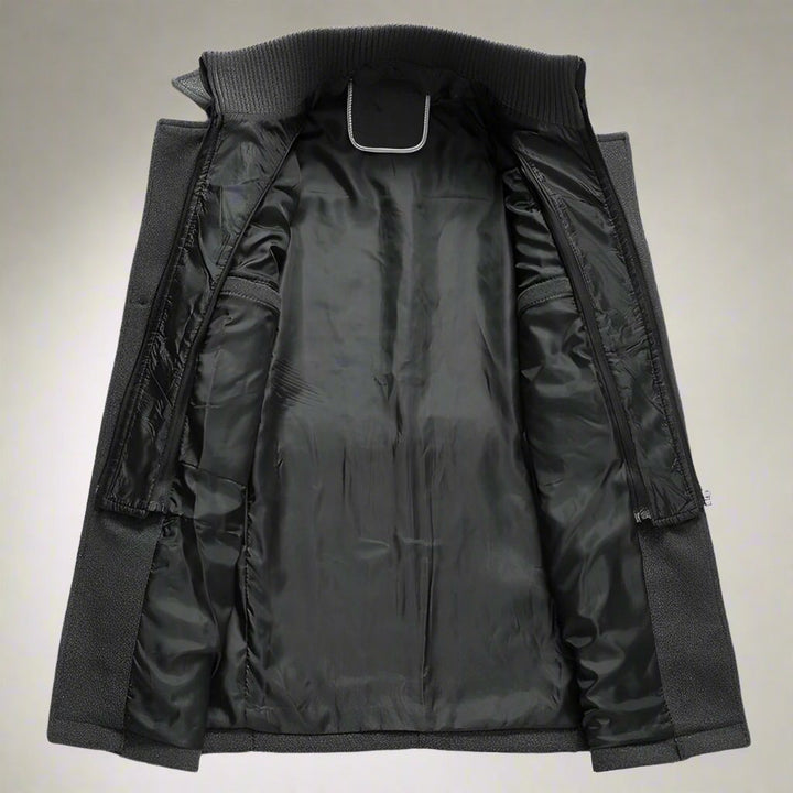 Manteau tendance homme: coupe longue chic, col double, fermeture éclair. Élégance masculine urbaine.