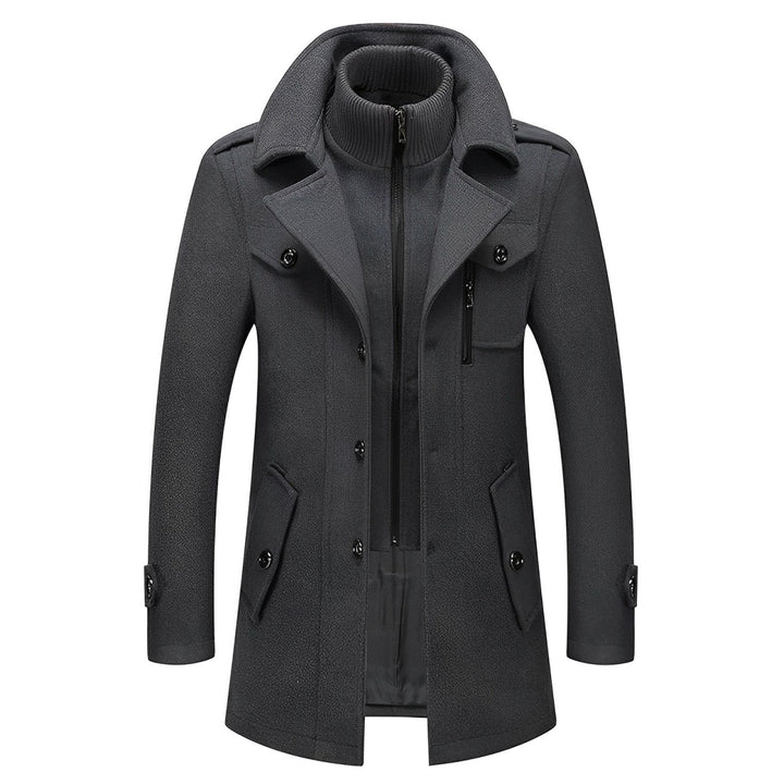 Gros plan du manteau homme: col double sophistiqué et fermeture éclair, accent sur le tissu élégant.