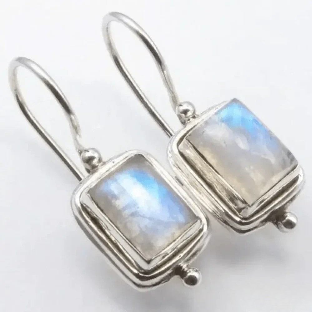 Boucles d'oreilles carrées rétro élégantes pour femme avec pierre de lune, un bijou de mode intemporel.