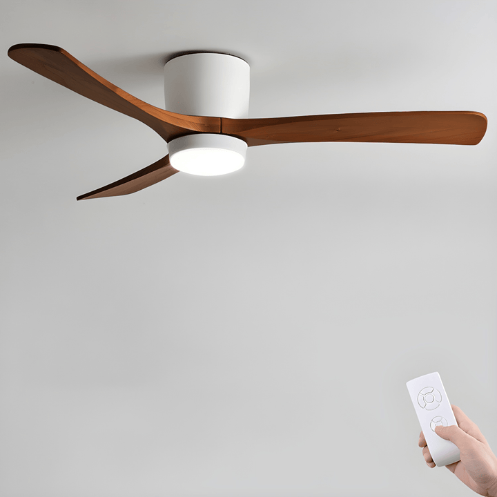 Ventilateur de plafond LED scandinave avec éclairage intégré, pales en bois clair.