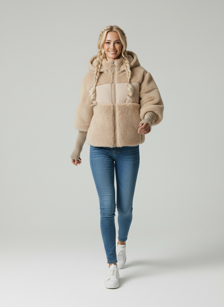 Doudoune hiver femme matelassée, chaude et élégante avec poignets stylés, parfaite pour la mode féminine.