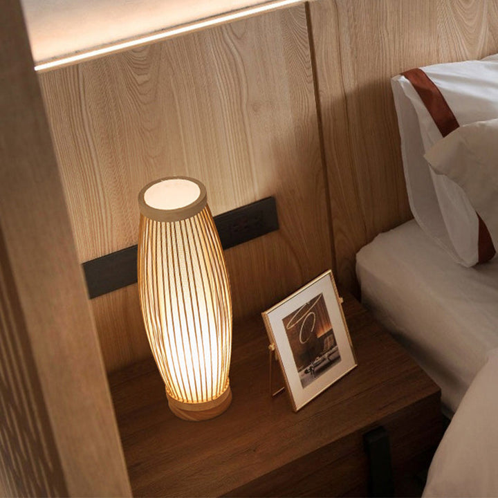 Superbe lampe de table orientale, parfait luminaire pour une lumière d'ambiance zen dans un bureau ou salon.