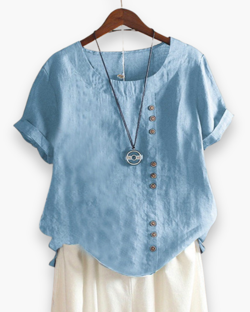 Blouse femme boutonnée légère. Vue détaillée des boutons et du tissu fluide. Mode estivale.