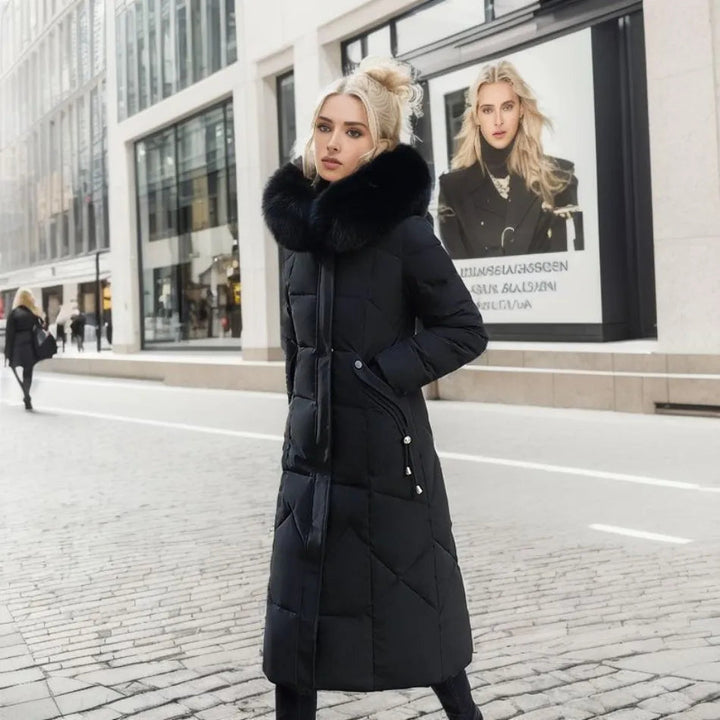 Veste longue matelassée femme polyvalente, avec capuche, idéale pour un hiver chaud et stylé.