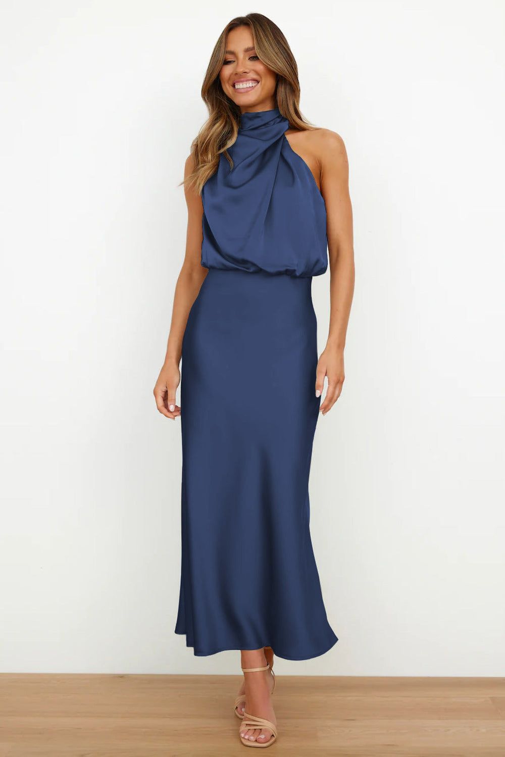 Robe de soirée longue en satin fluide pour femme, avec drapé élégant et coupe chic, idéale pour un événement.
