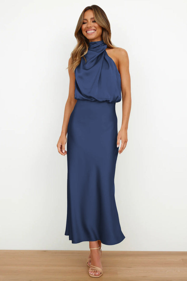 Robe de soirée longue en satin fluide pour femme, avec drapé élégant et coupe chic, idéale pour un événement.