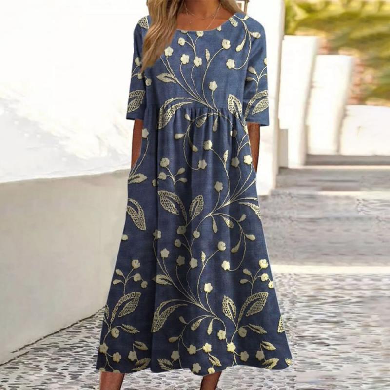 Femme portant une robe midi florale Joelle élégante et confortable, idéale pour un look chic d'été ou de printemps.