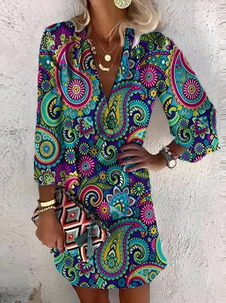Robe courte élégante à motif floral pour femme, esprit bohème chic, parfaite pour les journées d'été en toute décontraction.