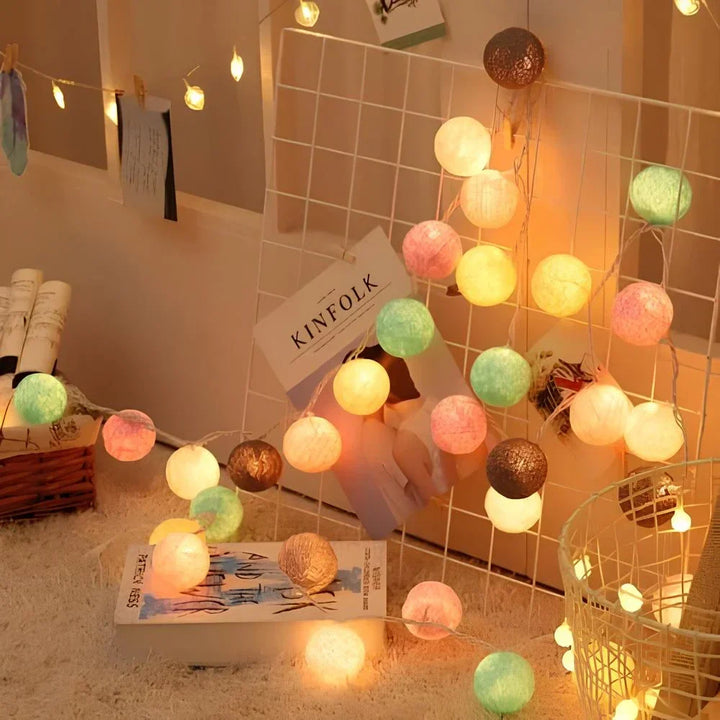 Guirlande lumineuse boules coton LED, parfaite pour une ambiance festive ou cosy.