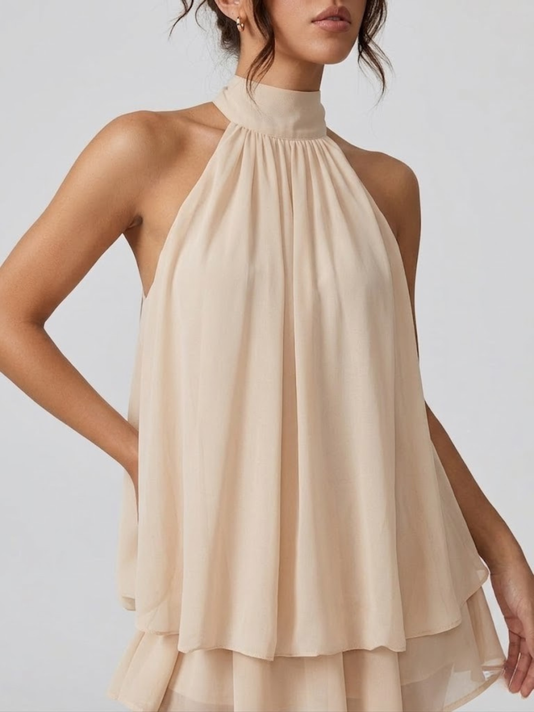Élégante robe femme volantée, col halter et dos nu, parfaite pour un look estival séduisant.