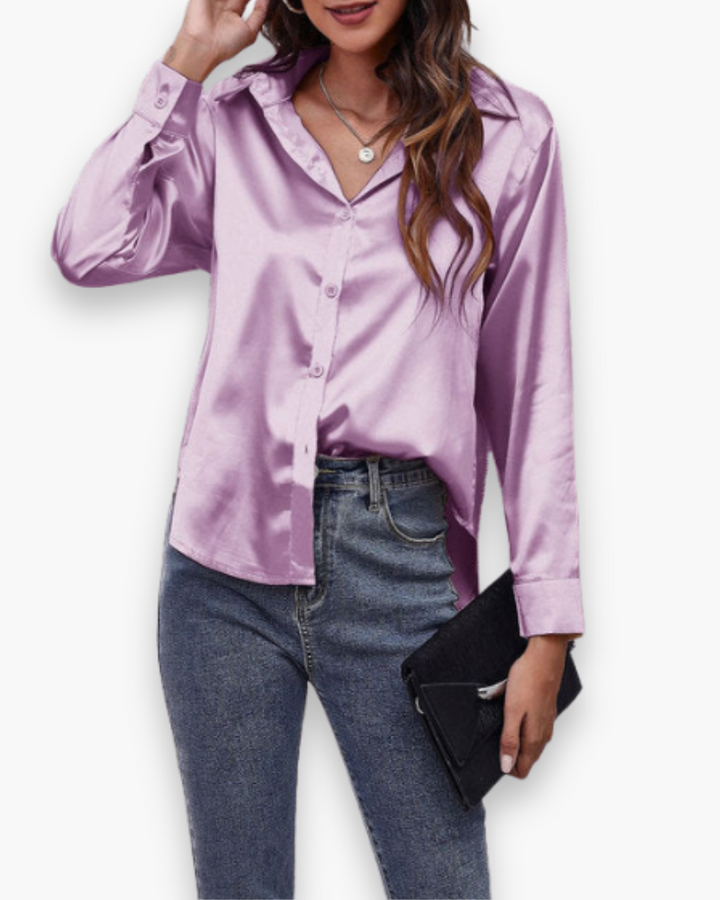 Détail d'une blouse élégante pour femme, tissu léger et fluide, idéale pour la mode printemps-été.