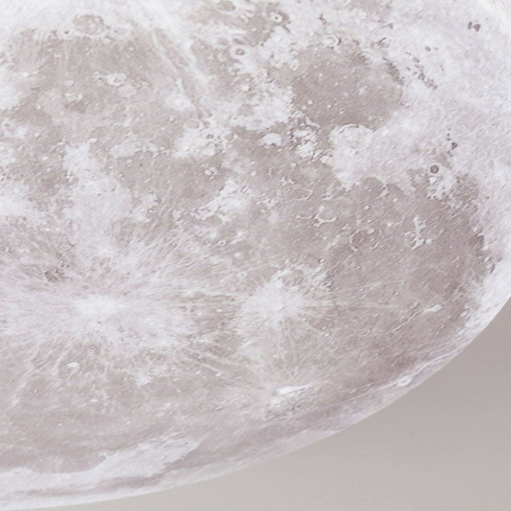 Plafonnier LED lune 3D, lumière douce et économe pour créer une ambiance confortable.