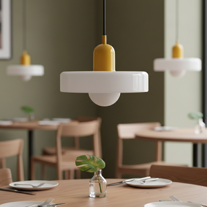 Éclairage moderne Bauhaus en verre, parfait pour cuisine contemporaine et chic.