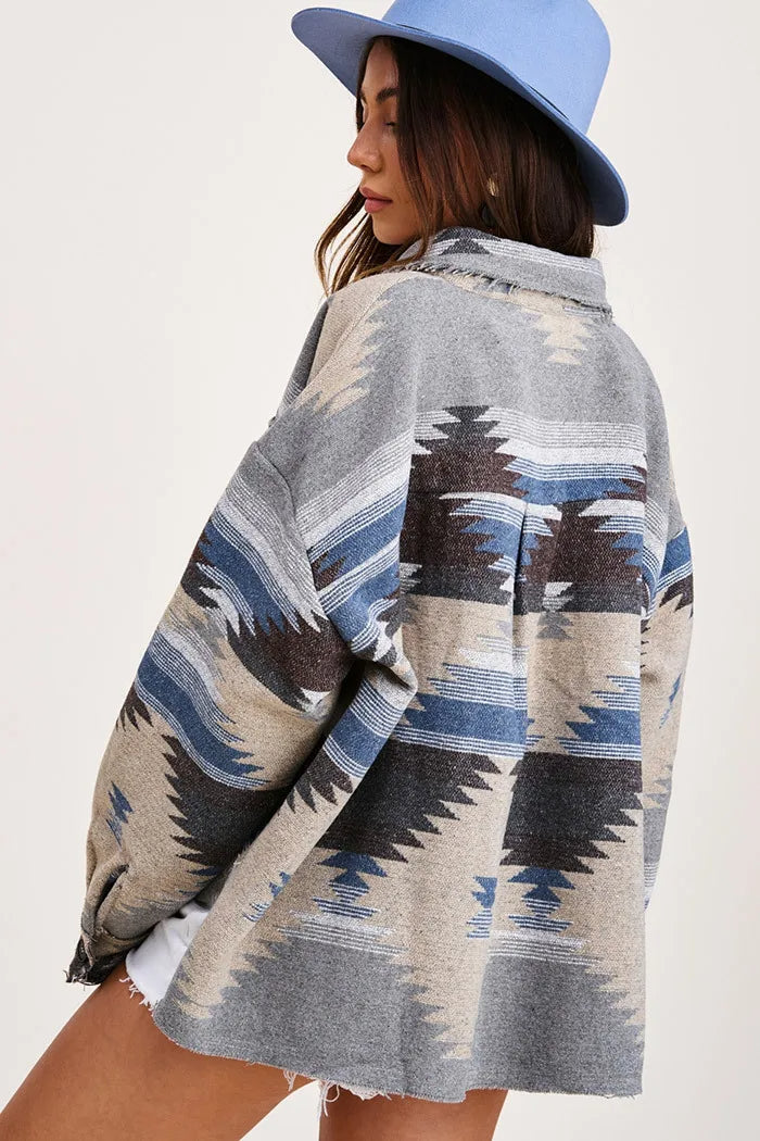 Veste en jean Aztec femme de face, col et motifs colorés. Tendance mode hiver.