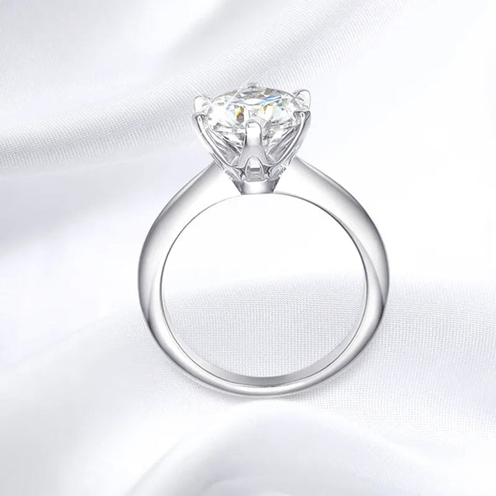Photo macro bague moissanite ronde brillante pour femme, bijou de qualité en argent sterling.