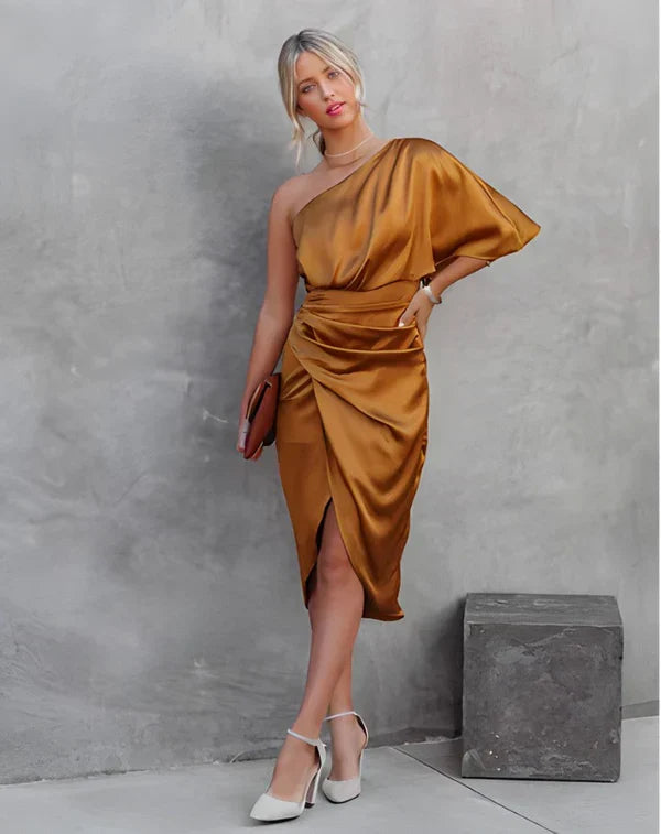 Magnifique robe de soirée en soie Celina pour femme, style moderne, élégant et sophistiqué.