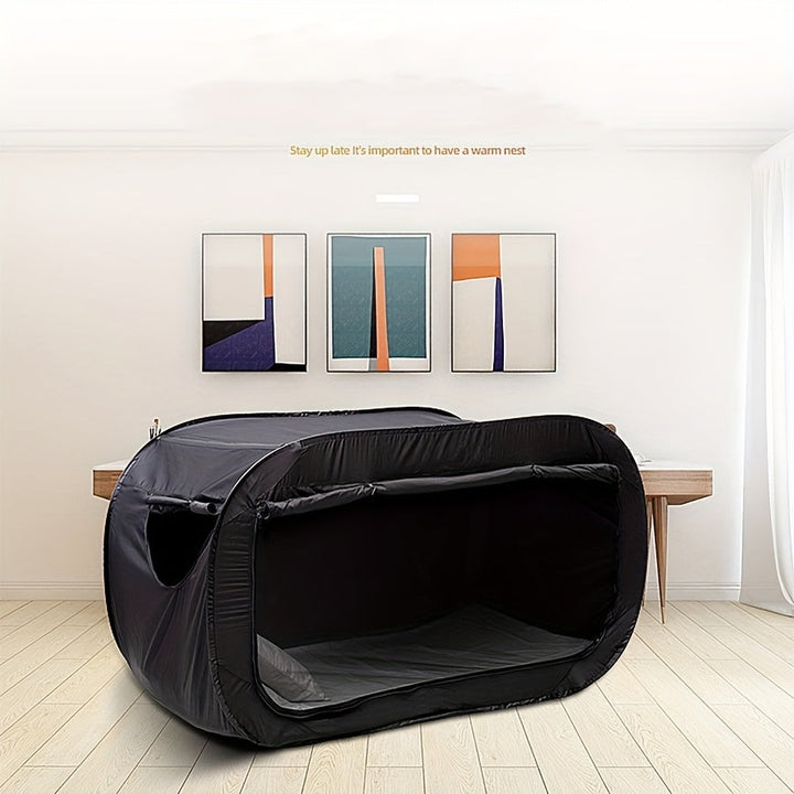 Lit de tente pliable blanc, parfait pour le voyage. Installation facile, confort garanti et protection.