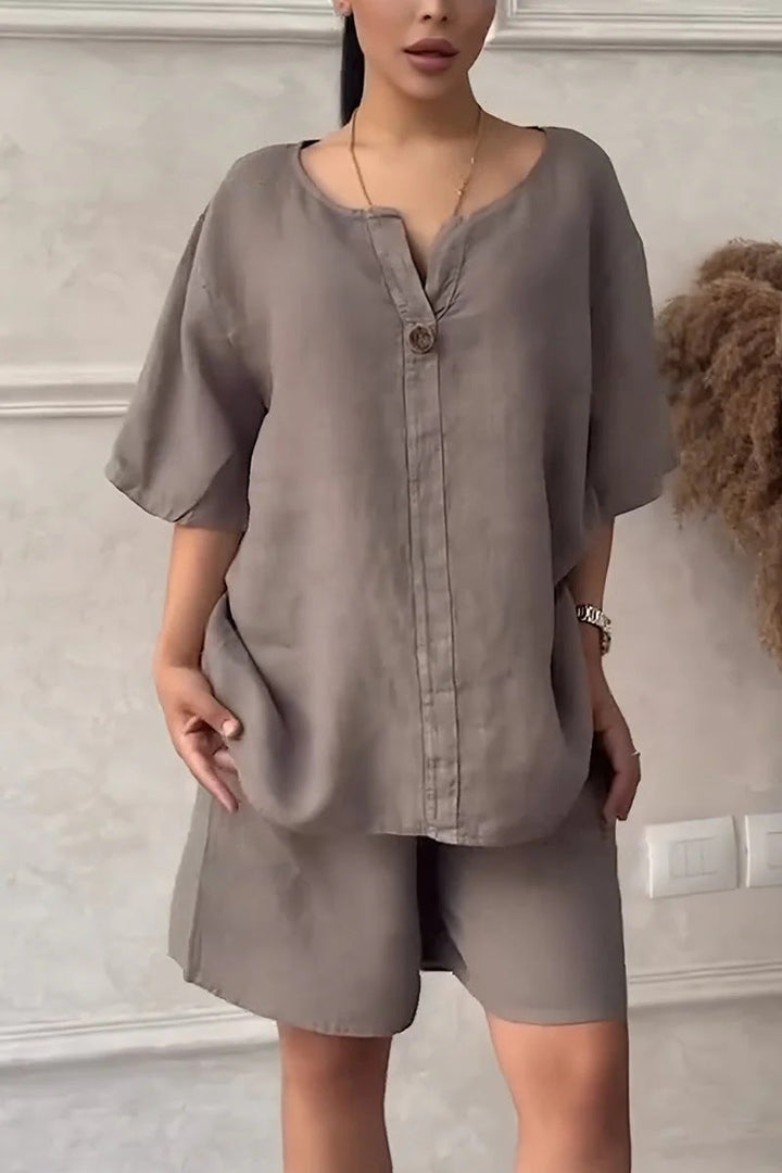 Ensemble décontracté femme pour l'été, avec un chemisier fluide et un short taille haute. Style vacances.