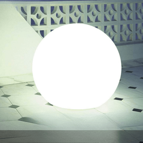 Éclairage solaire LED pour jardin, sphère lumineuse extérieure créant une ambiance chaleureuse et moderne.