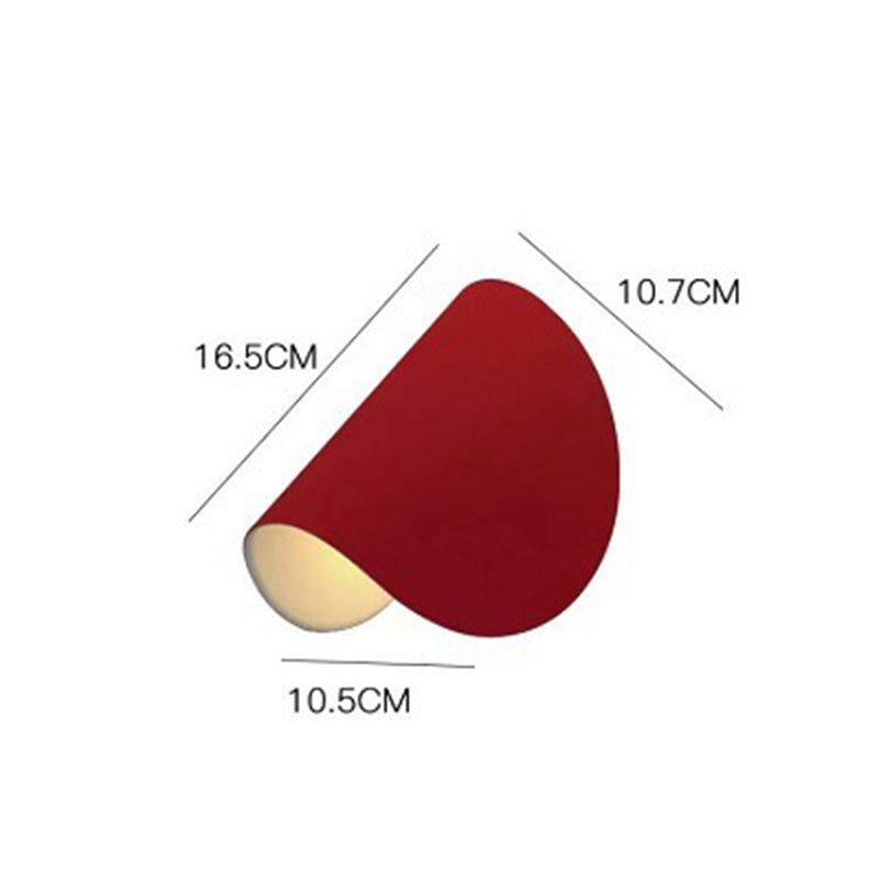 Applique murale LED au design unique. Luminaire moderne et coloré pour un intérieur distinctif.