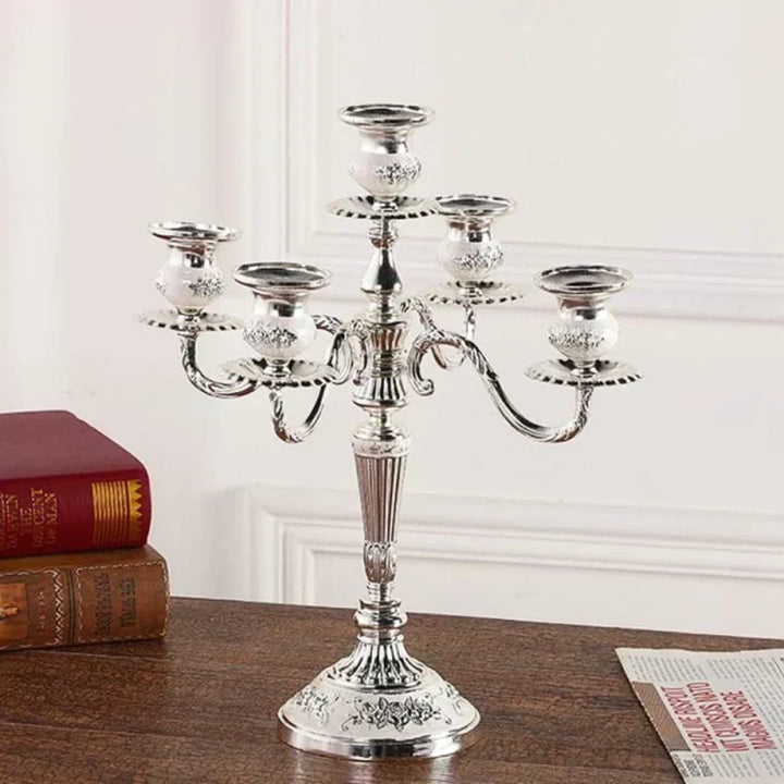 Chandelier élégant 5 bras argenté, accessoire de luxe pour un intérieur raffiné.