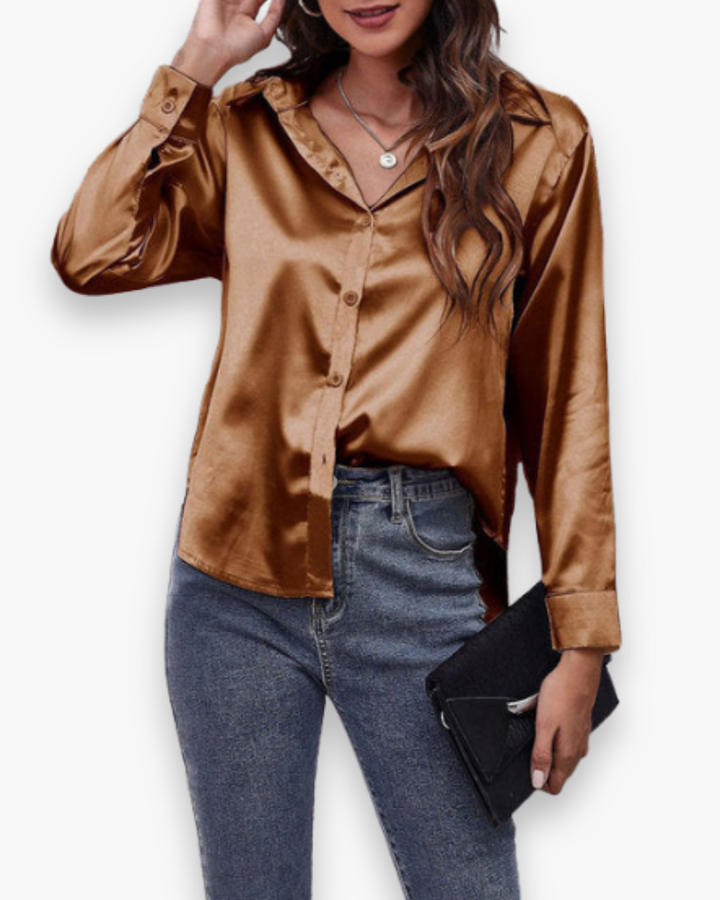 Mannequin portant une blouse femme polyvalente, parfaite pour le bureau ou un look décontracté d'été.
