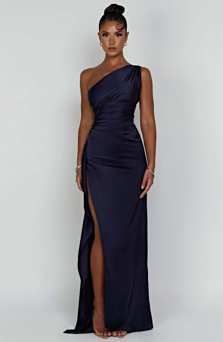 Robe satinée Vivienne, asymétrique fendue, élégance pour toutes.