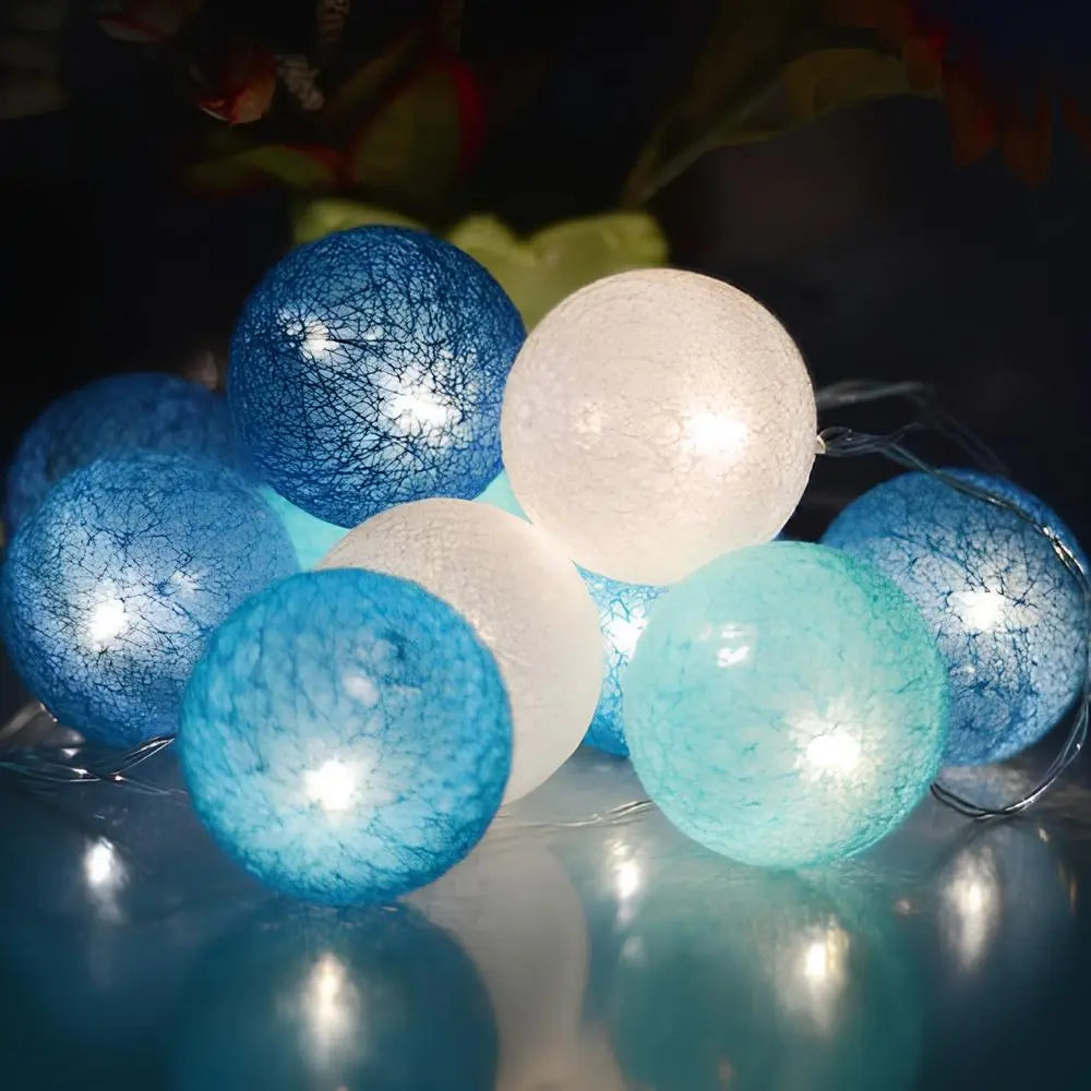 Guirlande lumineuse LED à boules de coton blanches, élégance et pureté pour votre intérieur.