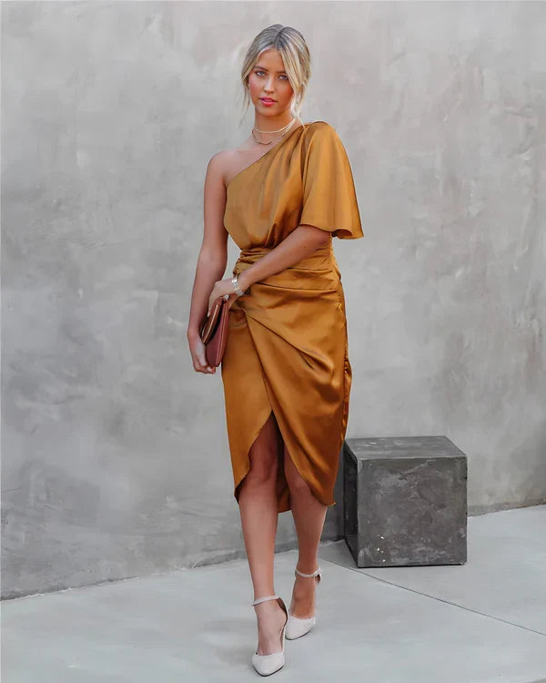 Robe de cocktail chic en soie Celina pour femme, parfaite pour une fête luxueuse et mémorable.