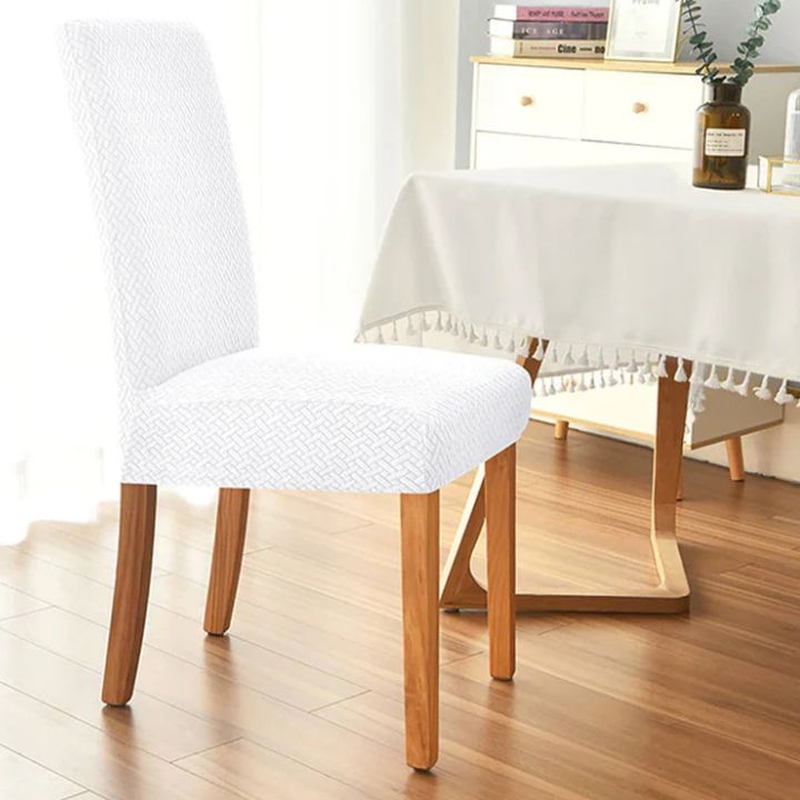 Lot de housses de chaise multicolores en polyester stretch. Protection imperméable pour un intérieur dynamique.