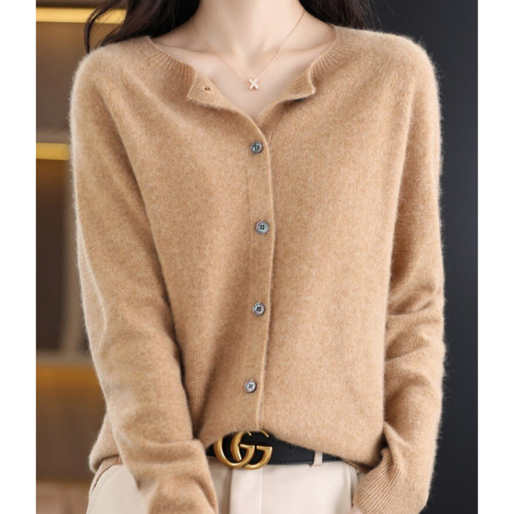 Cardigan femme élégant, col rond boutonné. Idéal pour le bureau, mode hivernale et superposition chic.