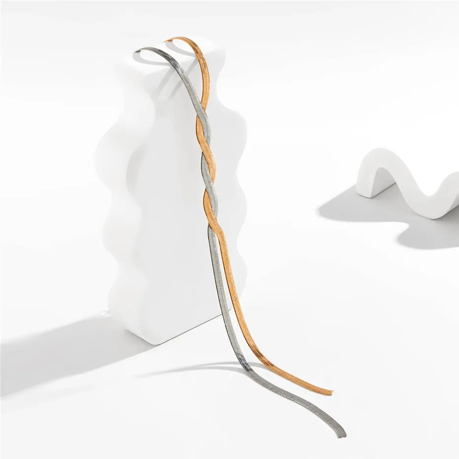 Collier long sophistiqué serpent pour femme, bijou réglable doré ou argenté, pour un look chic.