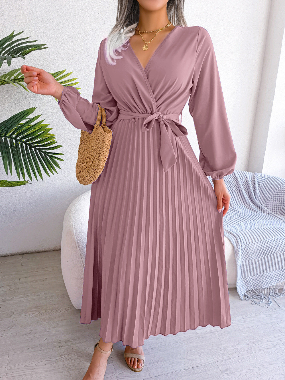 Superbe robe longue plissée pour femme, idéale pour les occasions spéciales. Style chic et féminin.