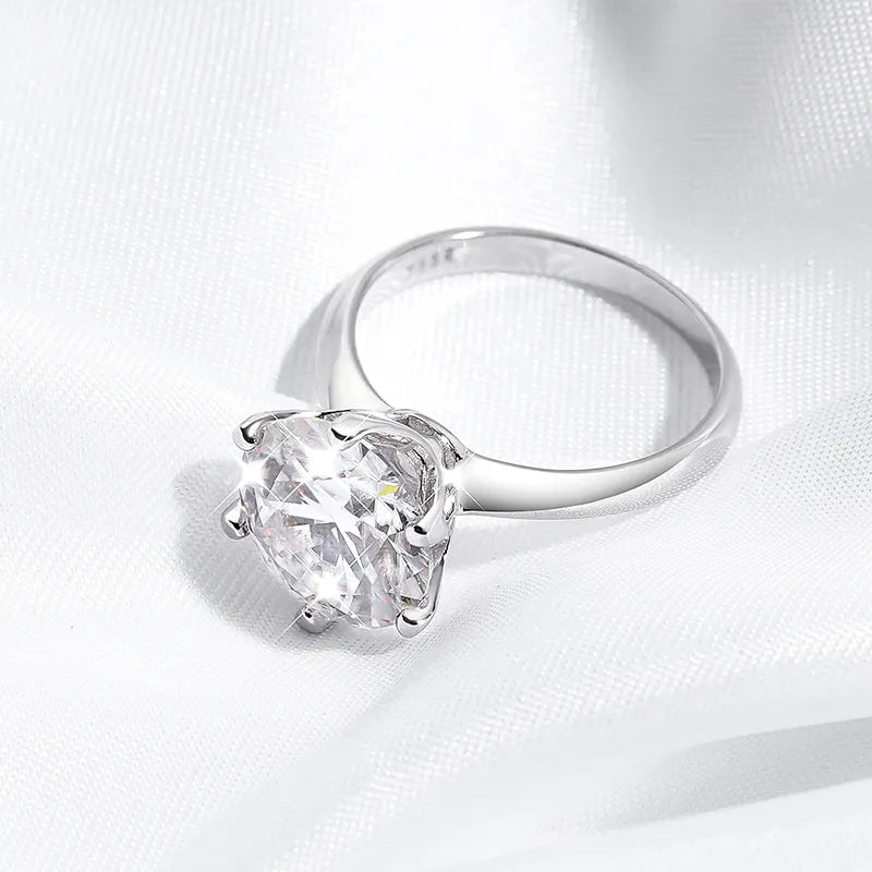 Bague moissanite ronde pour femme, sertie sur argent sterling, certifiée GRA, élégance intemporelle.