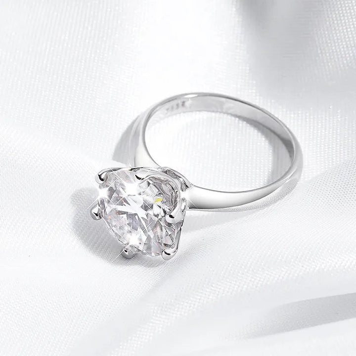 Bague moissanite ronde pour femme, sertie sur argent sterling, certifiée GRA, élégance intemporelle.