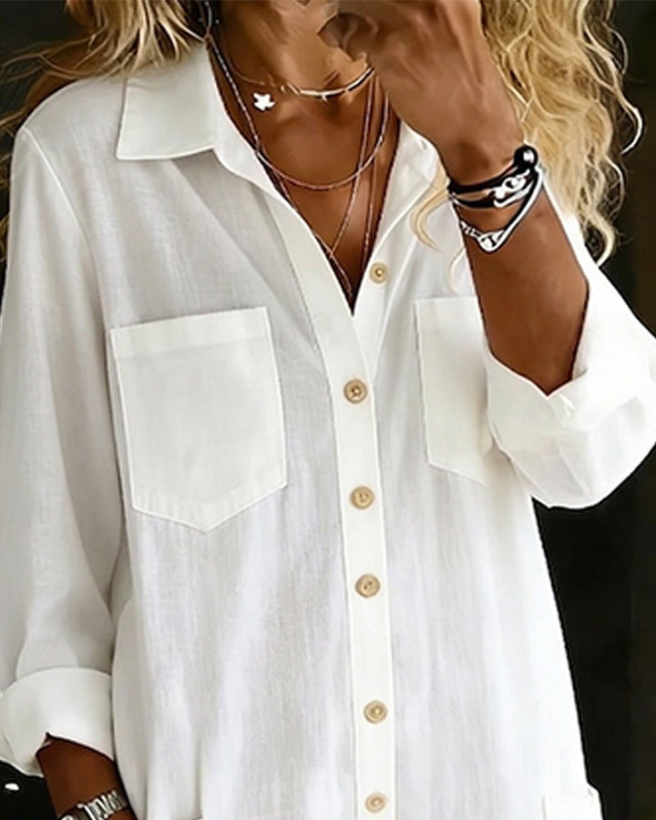 Combinaison chemise blanche en coton, coupe ample pour femme. Confortable, parfaite pour un style décontracté d'été.