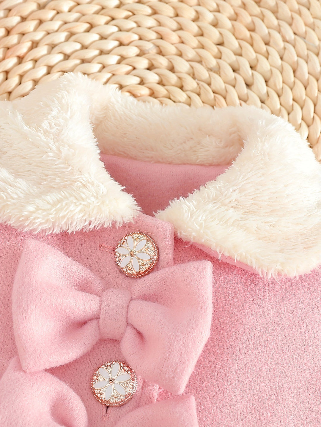 Manteau d'hiver polyester pour fille, rose doux, coupe élégante avec nœud et col en peluche, idéal pour le froid.